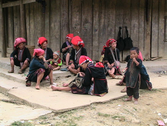 Rote Dzao, mir fallen echt die strammen Waden auf ! Kein Wunder, sie klettern den ganzen Tag, wie Bergziegen