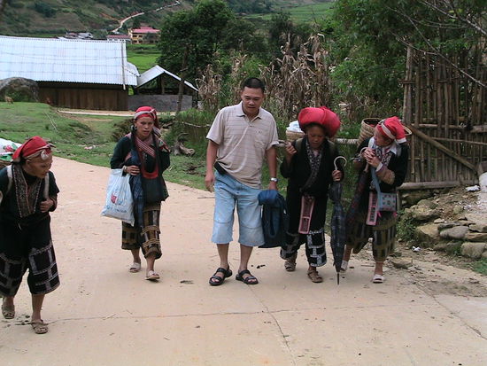 Lao mit unseren Begleiterinnen