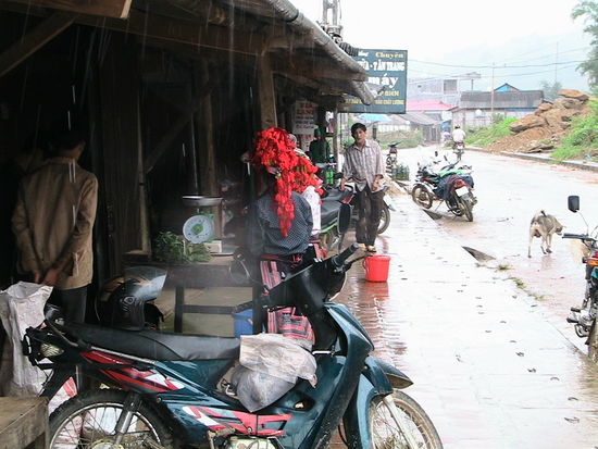 In einem Tai-Dorf bei strömendem Regen