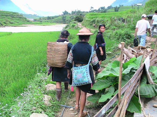 Nächstes Dorf und neue Begleiterinnen