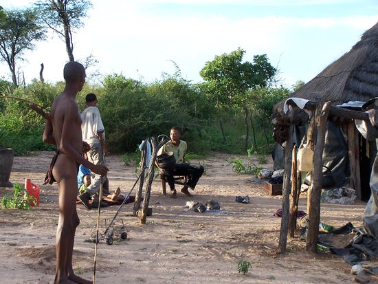 Im Dorf der Buschleute