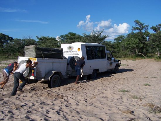 Hier wieder frei zu kommen, kostete uns massenhaft Zeit und wir schafften es letzten Endes nicht ohne die halbe Dorfbevölkerung