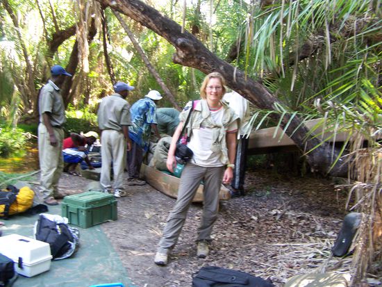 Ausrüstung umladen in die Mokoros, ab hier war ich nicht mehr auf "Reisen", sondern auf "Expedition".