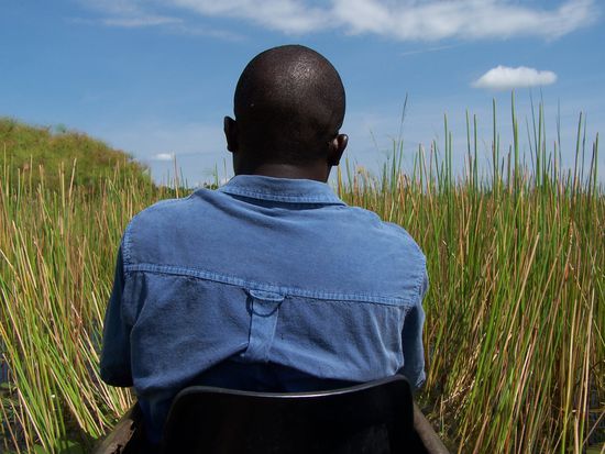 Marvin vor mir im Mokoro pflückte mir Seerosen...