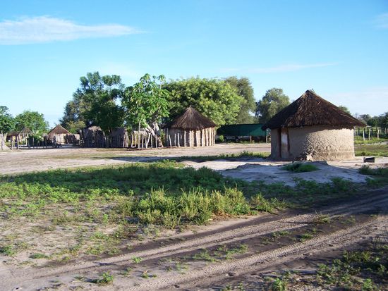 Zurück ins Dorf, wo wir uns so festgefahren hatten, heute flutschten wir ohne Probleme durch