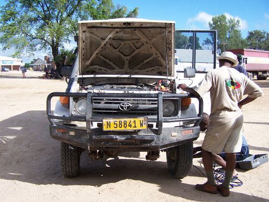 Im Okavango-Delta hatten wir Luft rauslassen müssen aus den Reifen, jetzt, für die Asphaltstrasse musste sie wieder rein