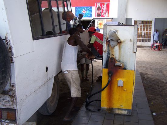 Tanken in Afrika - 3 Leute, 1 Auto...
