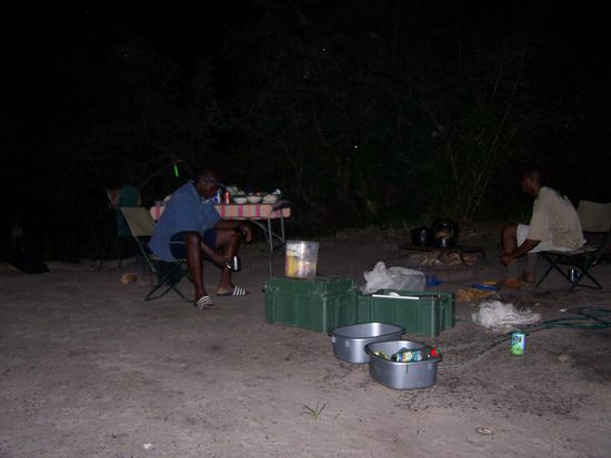 Die camp-Küche heute abend, ja doch, wir verlotterten schon etwas...aber wen kümmert´s ?