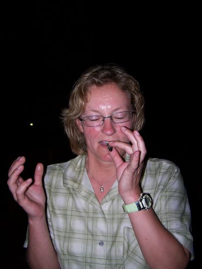 Mutprobe - das ist eine frittierte Käferlarve !!!