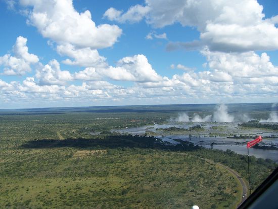 In der Ferne sieht man schon den "donnernden Rauch" Mosi-oa-Tunya