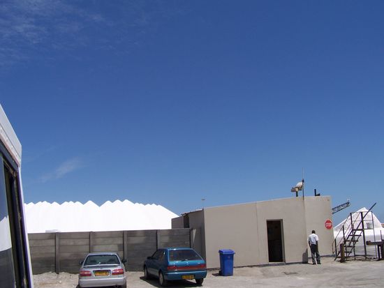 Salzgewinnung bei Walvis Bay und Mittagspause an der nahen Lagune, begeistert suppten wir Dosen-Minestrone. Das Essen ist auf dieser Safari abends oft vorzüglich, mittags aber meist rucki-zucki-einfach. Passt schon !