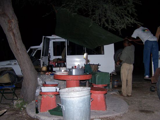 Plane aufhängen gegen das bevorstehende Unwetter