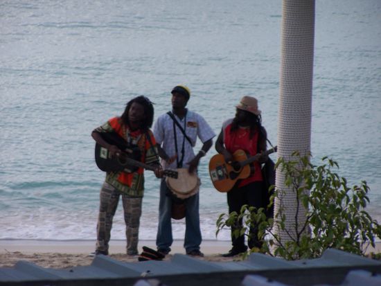 Die Reggae-Beschallung auf Jamaica erfolgt übrigens flächendeckend und rund um die Uhr. Wer nach einem Jamaica-Urlaub nicht mindestens ausnahmslos alle Bob-Marley-Songs textsicher mitschmettern kann, hat irgendetwas falsch gemacht !