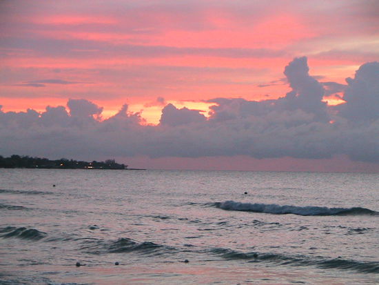 Die Sonne geht noch einmal besonders spektakulär unter und heute Abend ist die Farbauswahl des Cocktails besonders klar: Purple rain, das Zeug ist lila, passend zum Himmel !