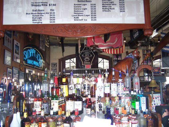 Die Bar ist beeindruckend bestückt und man darf rauchen !