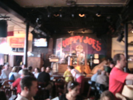 Oh, verwackelt, aber wahrscheinlich war ich zutiefst berührt vom "star-spangled-banner". Wir lauschen der amerikanischen Nationalhymne zu Ehren eines world-war-II-Veteranen aus Michigan an Tisch 3.