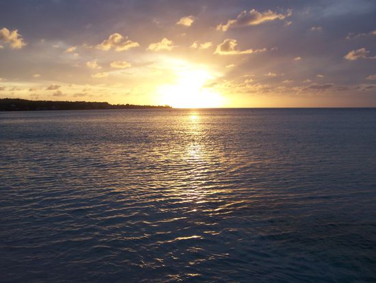 Und jeden Abend ein dramatischer Sonnenuntergang mit dem farblich passenden Cocktail in der Hand...
