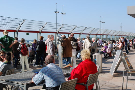 Jede Menge Plane-Spotter an Deck