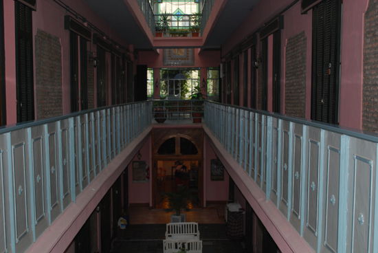 Die Zimmer reihen sich um einen offenen Patio, alles schönster Jugendstil.