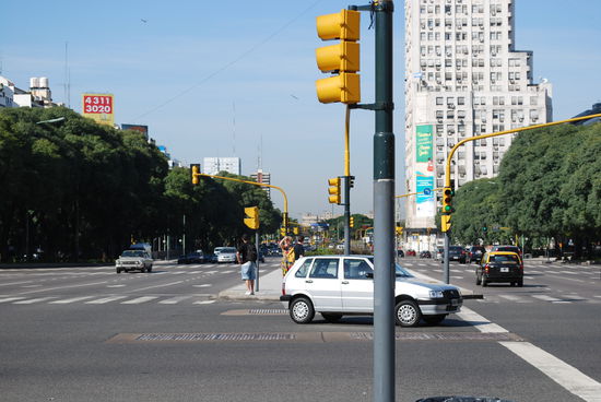 Viel weiter als bis hier "Avenida de 9 julio", breiteste Strasse der Welt, komme ich heute nicht wegen des Geld-Desasters.