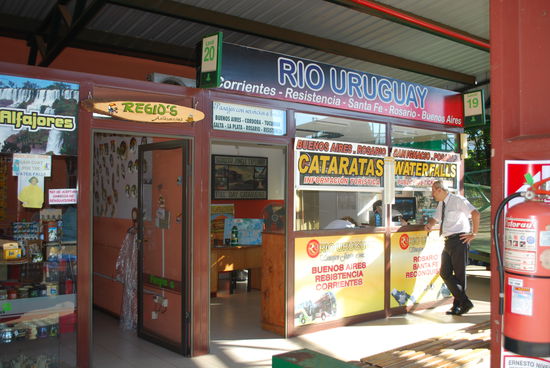 Hier geht´s zu den Wasserfällen - Busbahnhof in Puerto Iguassu