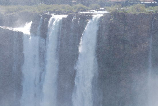 Das Wasser stürzt überall runter, links und rechts, auch neben der Garganta