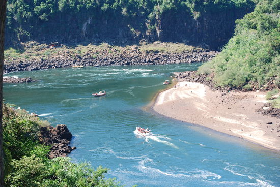 Bootsverkehr in der Schlucht