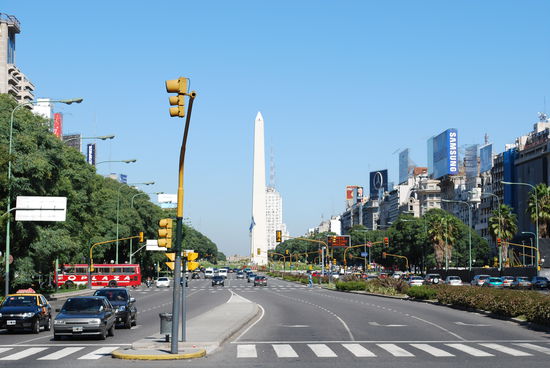 Der Obelisk in der Mitte der avenida de 9 julio (er ist hohl und nicht sonstwoher hierhergeschleppt worden, sondern selbstgemacht)