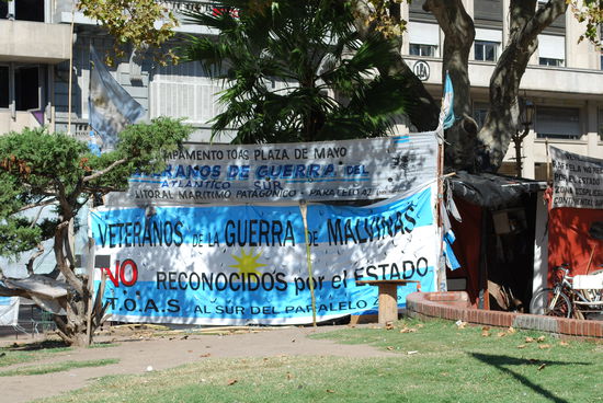 Die Veteranen des Falklandkrieges campieren hier und protestieren wegen bis heute nicht gezahlten Soldes.