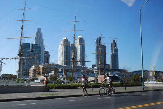 Puerto Madero - heute eine sehr schicke Gegend mit teuren Restaurants und Appartements war früher ein heruntergekommenes Hafenviertel.