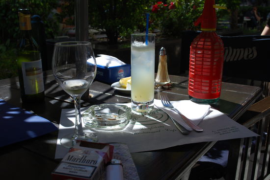 Mittagspause bei Weisswein, Zitronensoda und das bife chorizo wird noch gegrillt.