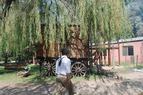 Da ! Ein Gaucho !! Nö, natürlich nicht, ein Kellner...