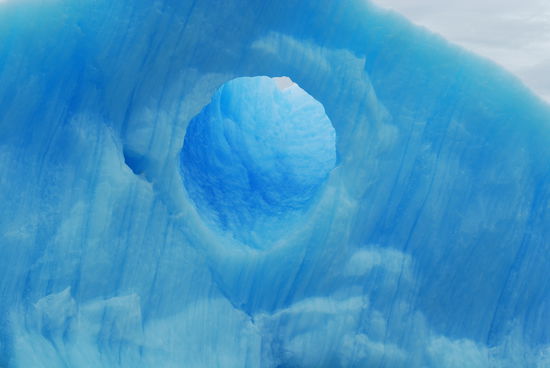 Wie kommt ein kreisrundes Loch in einen Eisberg ???