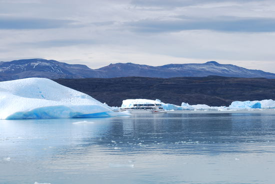 Größenverhältnisse ! 300-Personen-Schiff + Eisberg !