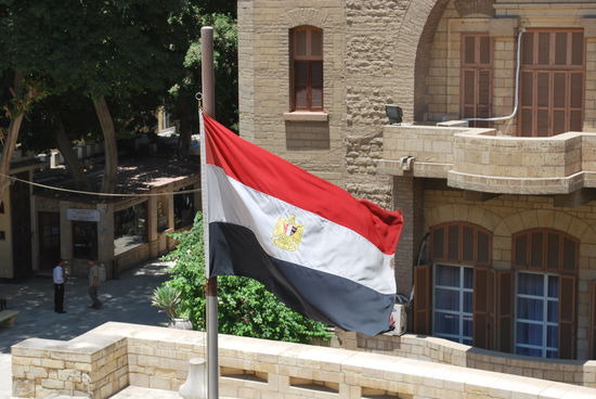 Welcome to Cairo ! (Es hat gedauert, bis ich eine fotografierbare Flagge gefunden hatte, die sich dann auch noch entfaltete)