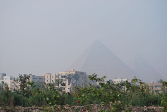 Pyramiden im Morgendunst - es ist erstaunlich, wie nahe Kairo den Pyramiden inzwischen auf den Pelz gerückt ist !
