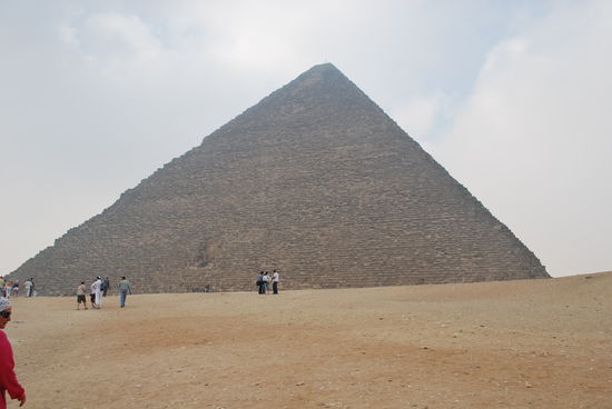 Als ich live davor stehe, denke ich: Wow, sieht viel größer aus, als auf Fotos ! Jetzt sehe ich das Foto und denke: Wie klein sieht sie auf diesem Foto aus !