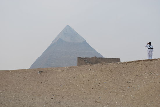 Chephren-Pyramide und der Touristenpolizist salutiert !