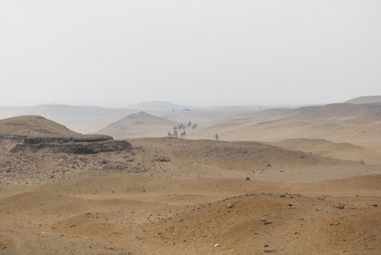 Am Horizont verschwindende Karawane Richtung Osten. Nach Mekka ? Wahrscheinlich. Ins Mekka der Bakschisch-Jäger-Kamel-Abzocker, wie man hört...
