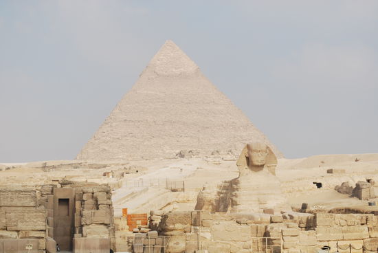 Ah, da ist sie ja, die Sphinx mit der gebrochenen Nase ! Bisher meinte ich immer, Napoleons Truppen hätten die Nase abgeschossen, aber es waren die Türken, die der Sphinx eins auf die Nase gaben.