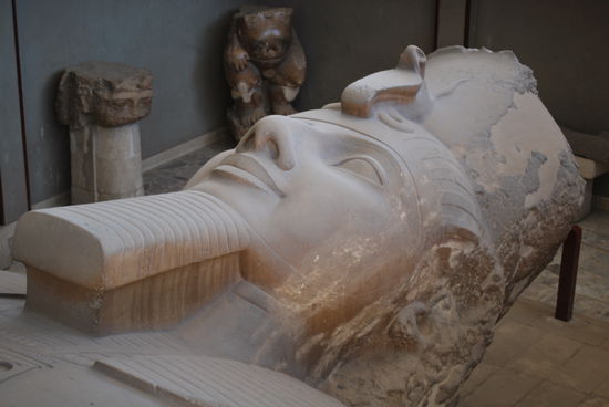 Einen liegenden Ramses gibt´s hier noch, ein paar unspektakuläre Trümmer und das war´s. Für Memphis braucht man nicht viel Zeit.