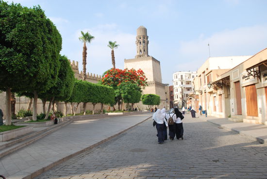 Links eine schiitische Moschee im sunnitischen Ägypten