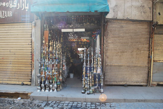 Sheesha-Laden, Wasserpfeifen, ohne Übergang befindet man sich plötzlich im Basar.