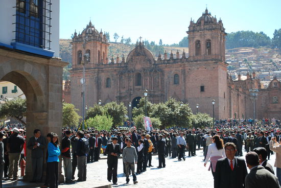Menschenauflauf vor der prächtigen Kathedrale