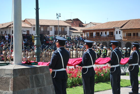 Es ist eine große Parade mit Militär und Polizei im Gange, hier wird feierlich die Nationalflagge kurz vorm Hissen getragen.