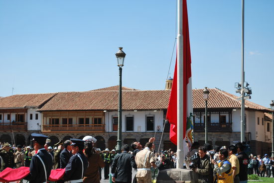Ein staatstragender Moment, die Nationalflagge wird hochgezogen. Die Nationalhymne ist übrigens recht schön ! Schmissig, irgendwie...