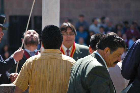 Offenbar "Wichtigster-Typ-von-allen", der mit der Brille und der rot-gelben Schärpe