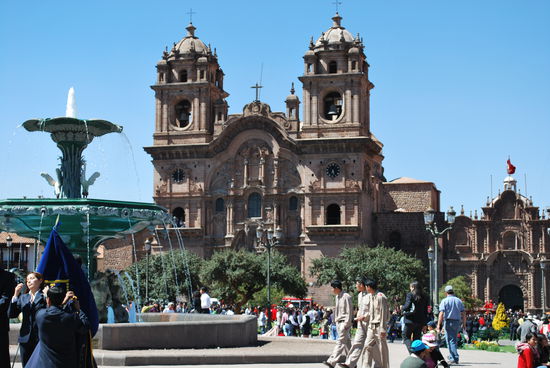 Auch an der Plaza de Armas, die Iglesia de la Compania de Jesús