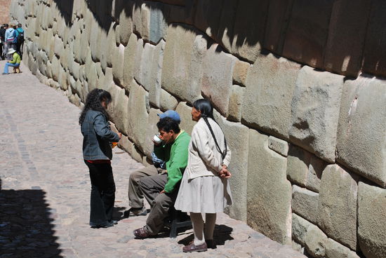 In der schmalen Strasse Hatunrumiyoc ist eine sehr gut erhaltene Inkamauer zu sehen mit dem berühmten 12-eckigen Stein, den ich jetzt auf diesem Foto nicht entdecke und der auch eigentlich nicht wirklich anders aussieht, als die anderen, aber die Passgenauigkeit ist der Witz an der Sache ! Denn Inkamauern funktionieren o h n e Mörtel und haben die Erdbeben der letzten Jahrhunderte weit besser überstanden, als alle anderen Bauwerke !!! Das ist schon bemerkenswert !