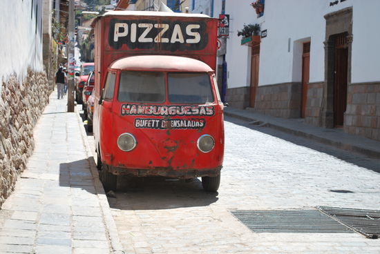 Dieses Vehikel sieht auch prä-kolumbianisch aus ! Die letzte Pizza ist hier schon vor seeehr langer Zeit über den Tresen gegangen...